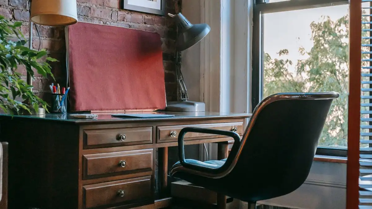 Where Should Your Home Office Budget Go First? A Percentage Split for Desk, Chair, and Light