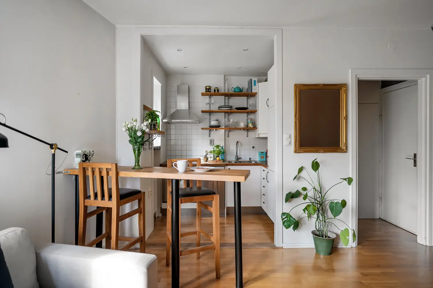 Why Accent Walls Often Shrink Small Rooms (And When They Don’t)